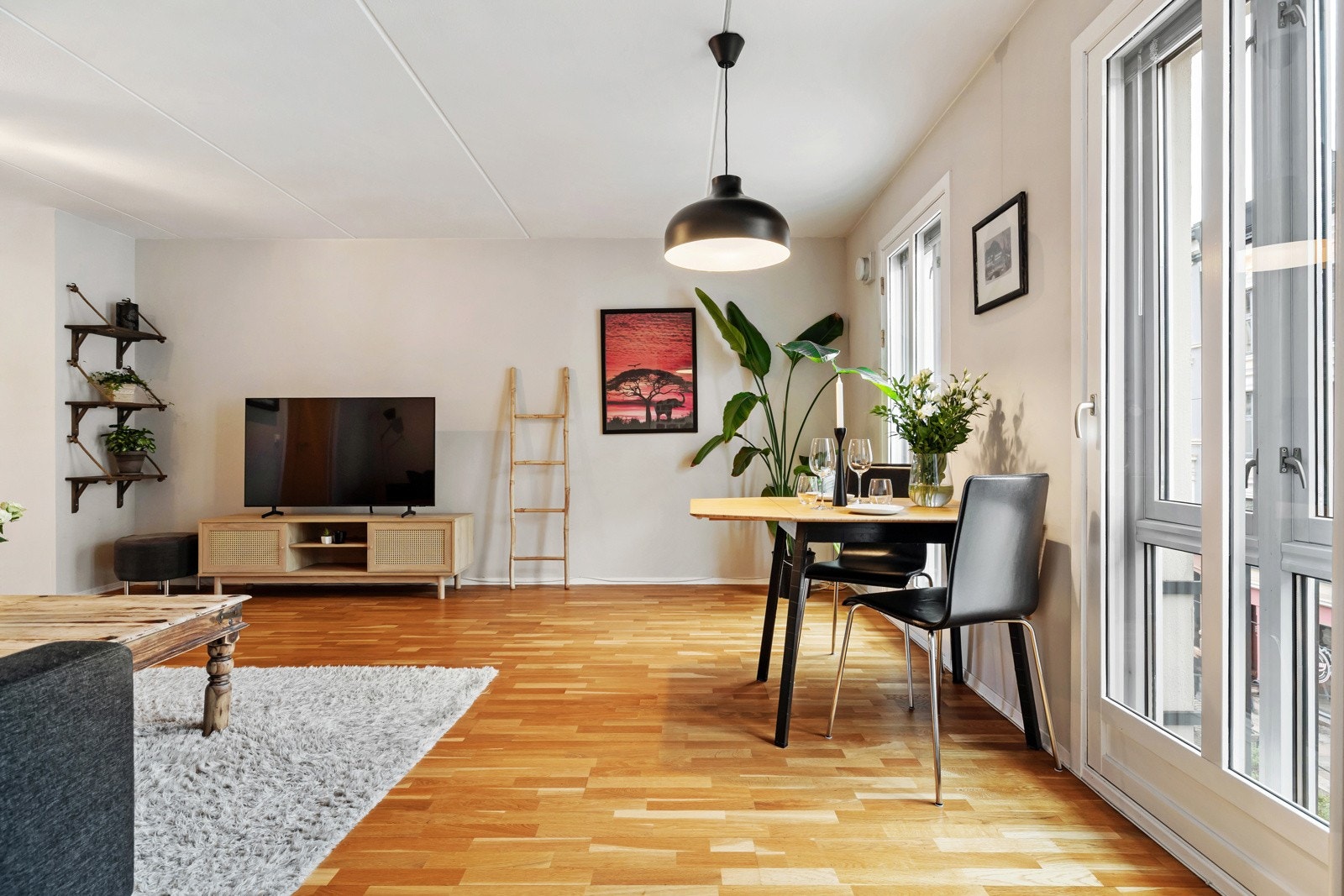 Her er det en naturlig flyt mellom sitte- og spiseavdelingen, og de doble balkongdørene gir et flott lysinnslipp og et trivelig utsyn mot rolige omgivelser . Galleribilde