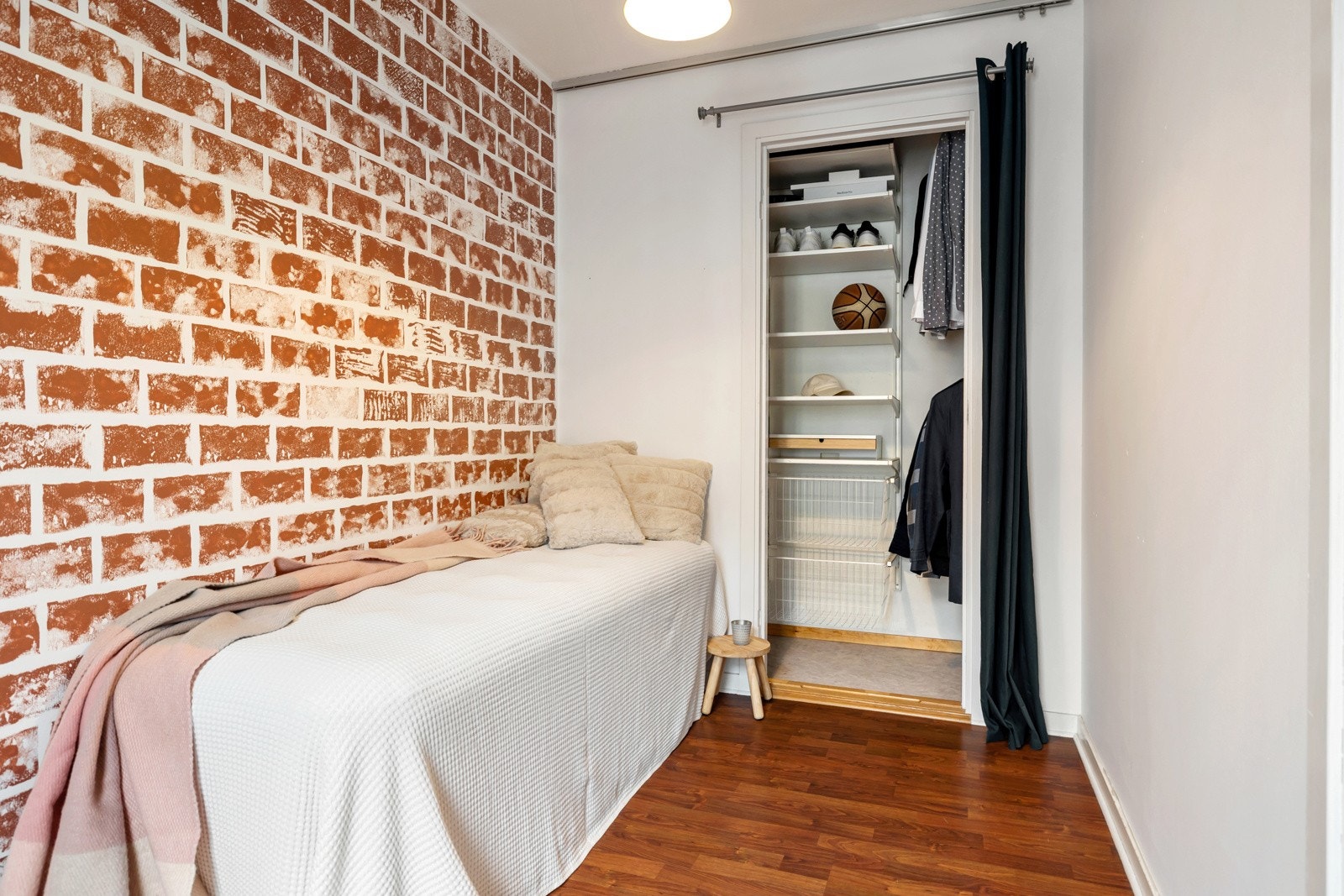 Det andre soverommet har en praktisk garderobeløsning som gir god oppbevaringsplass. Galleribilde