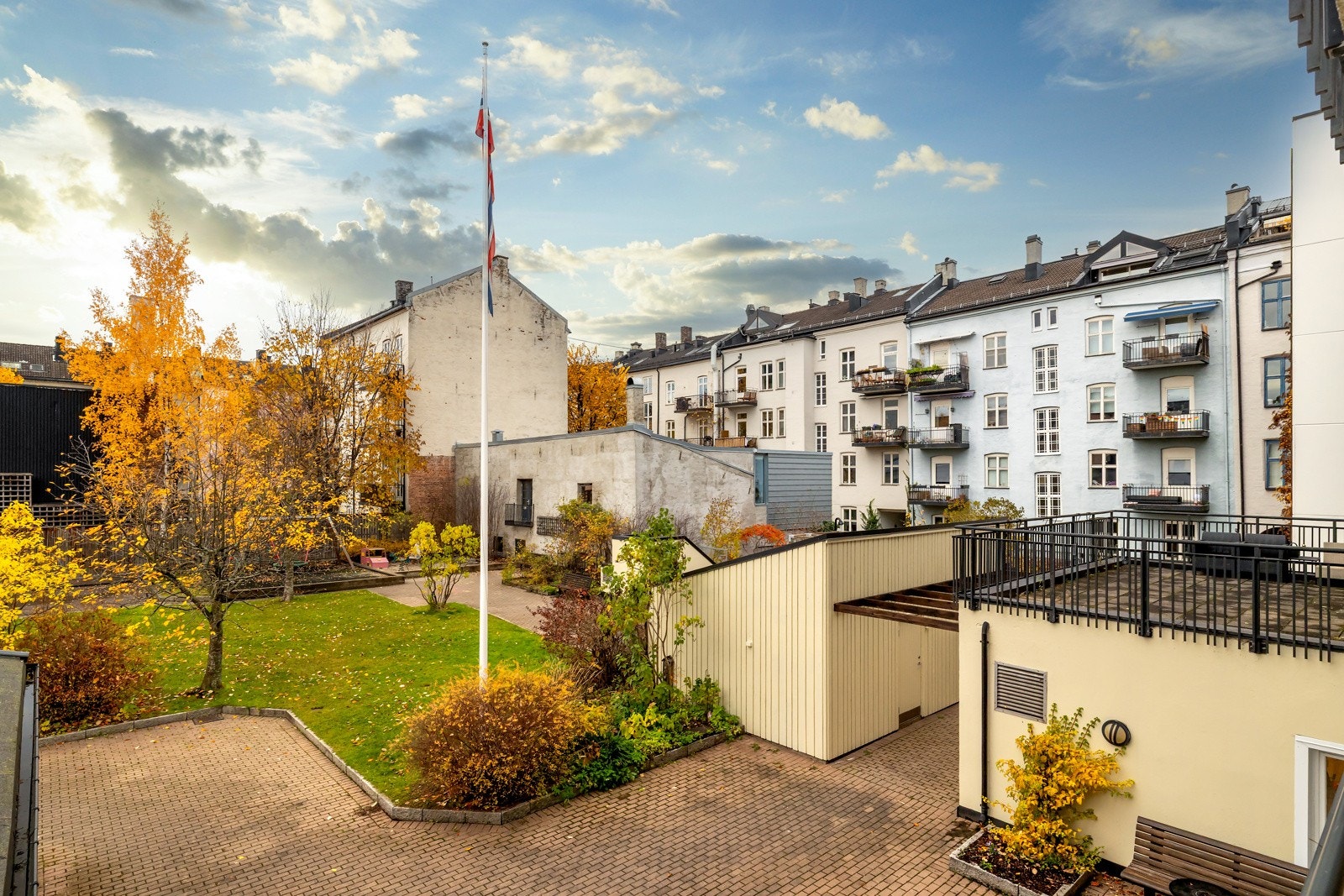Her presenteres en gjennomgående leilighet beliggende i byggets 3. etasje. Galleribilde