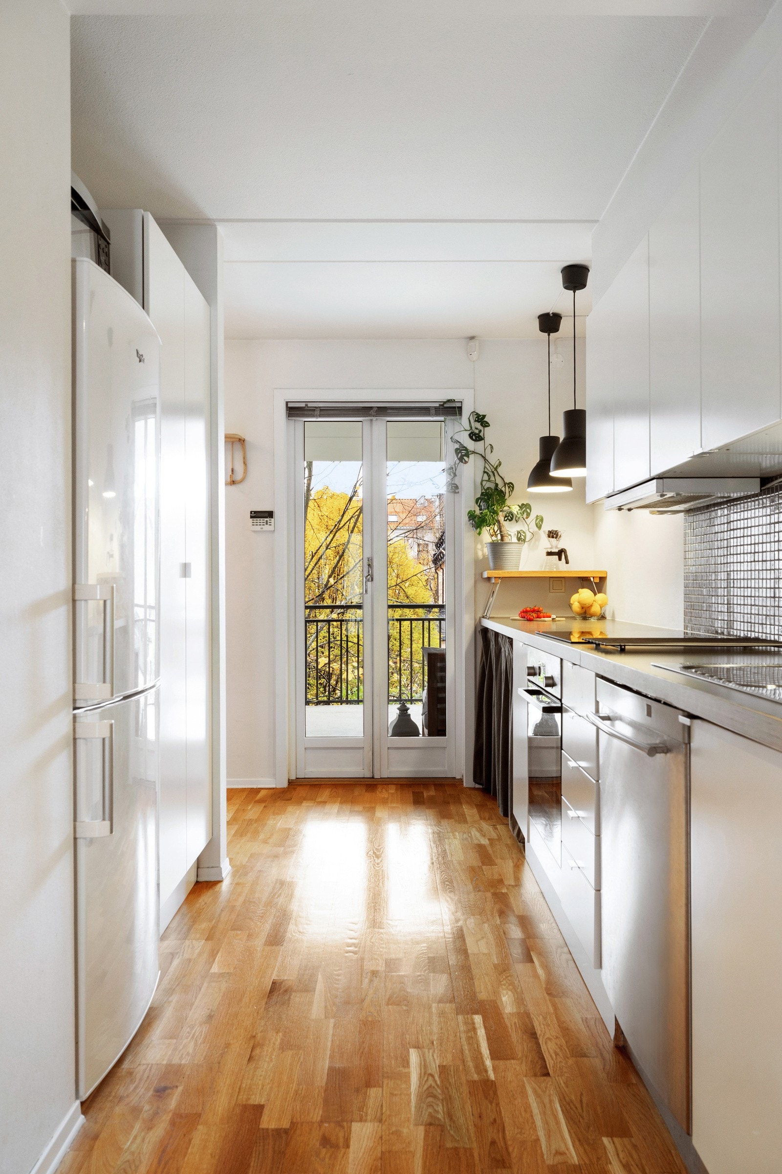 Fra kjøkkenet er det utgang til svalgangen, og de doble dørene slipper inn rikelig med naturlig lys. Galleribilde