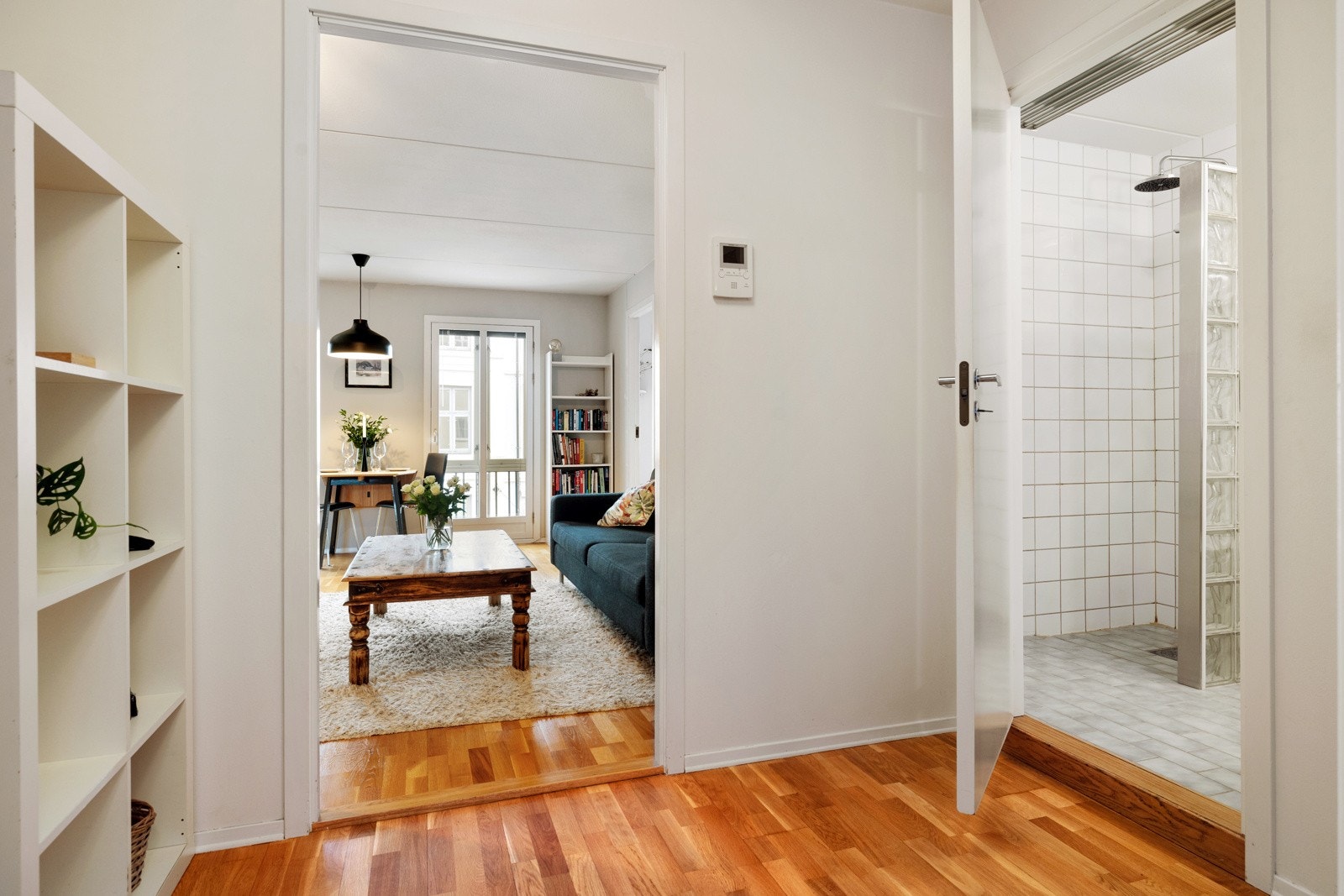 I den tilstøtende gangen er det god plass til avheng av yttertøy samt oppbevaring i kommode eller skap Galleribilde