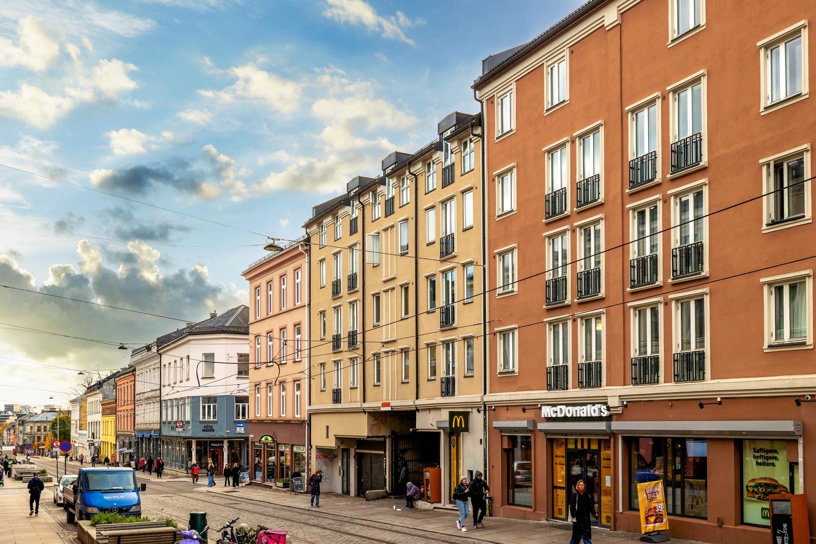 Grünerløkka er kjent for sitt pulserende byliv med hyggelige kaféer, utesteder, små nisjebutikker og markeder. Galleribilde