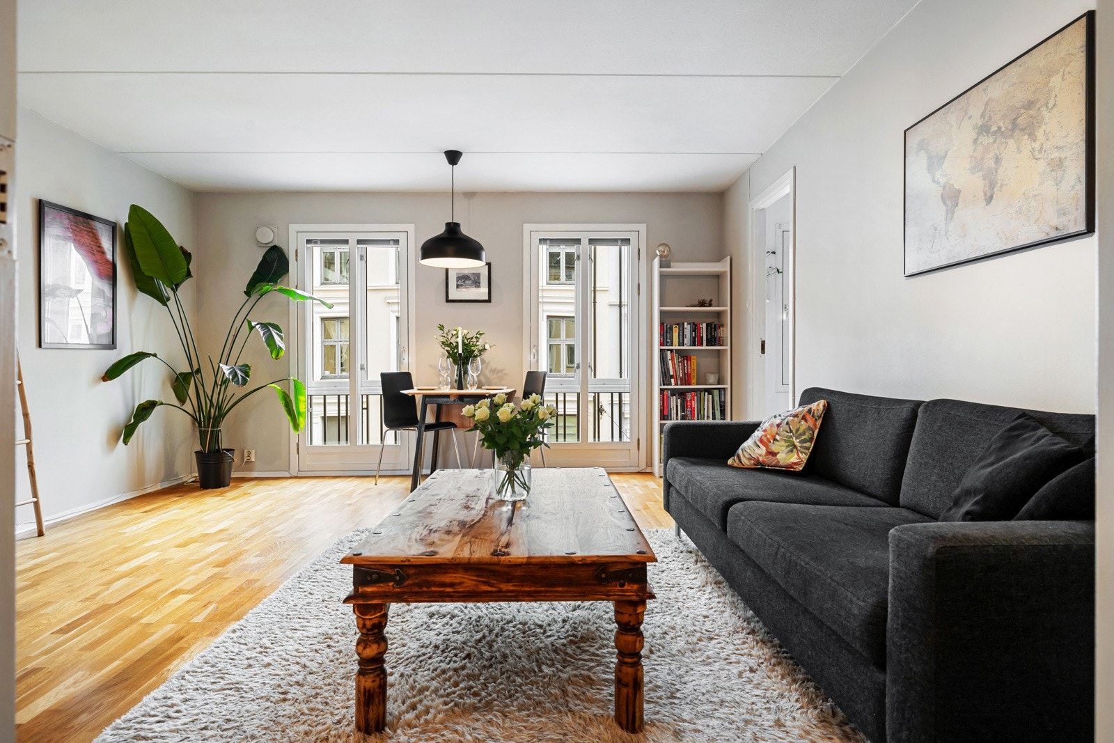 Den åpne planløsningen gir en luftig og romslig atmosfære, med god plass til både sofagruppe, spisebord og øvrig møblement. Galleribilde