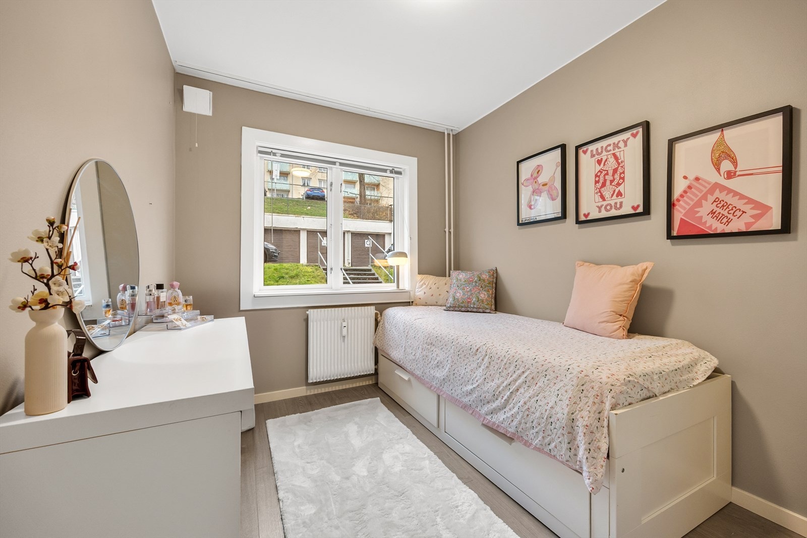 De to andre soverommene er velegnede som gjeste-/barnerom eller kontor Galleribilde