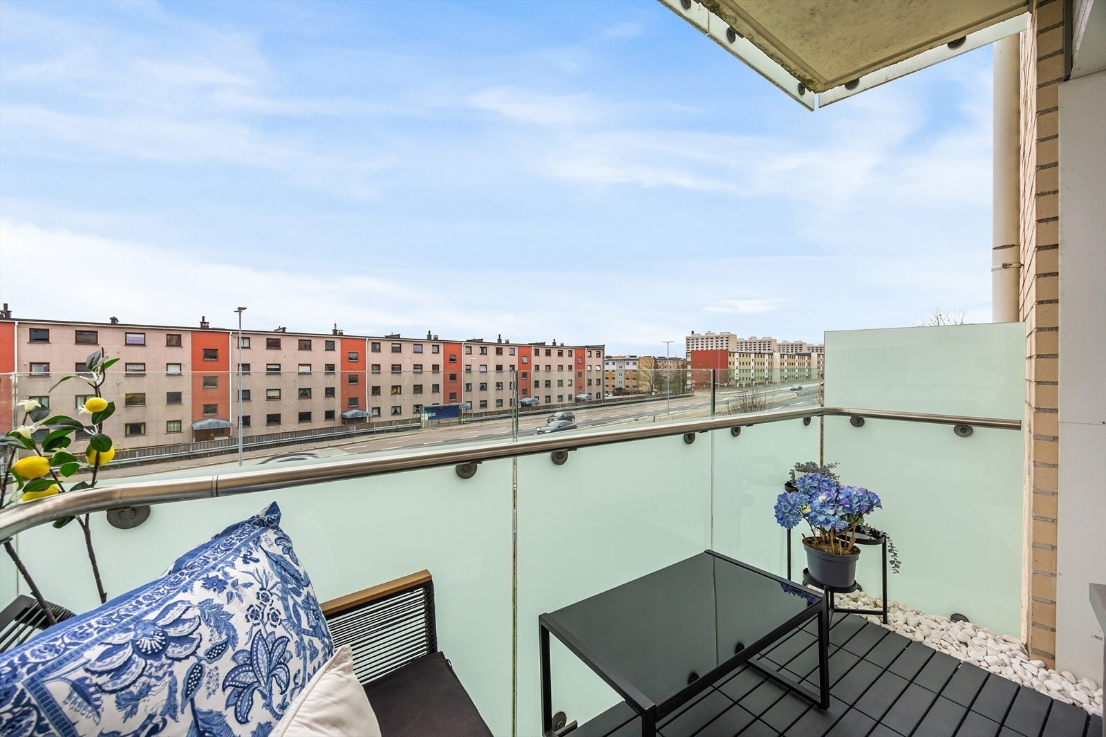 Gjennomgående og innholdsrik 4-roms med lyst og tiltalende interiør, sydøstvendt balkong og moderne kjøkken og bad Galleribilde