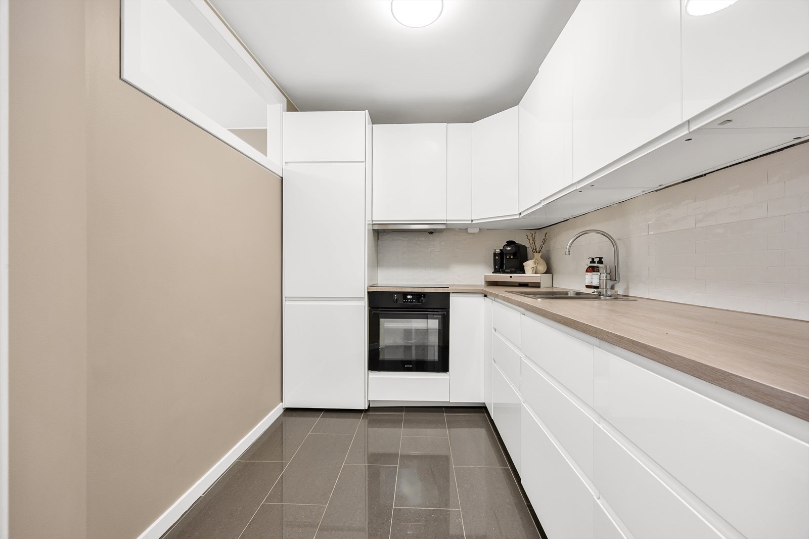 Eget kjøkkenrom med plass til frokostbord Galleribilde