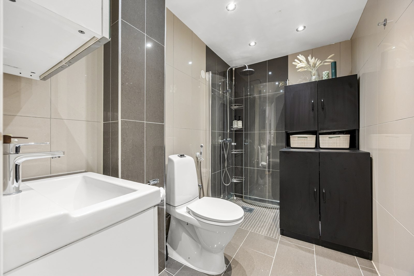 Pent bad med varmekabler i gulvet og downlights i himlingen Galleribilde