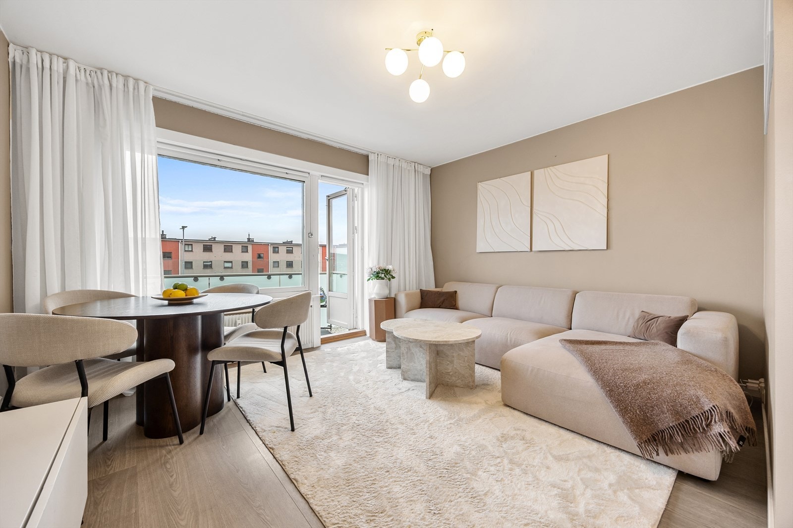 Fra stuen er det utgang til balkongen bak gardiner som medfølger boligen Galleribilde