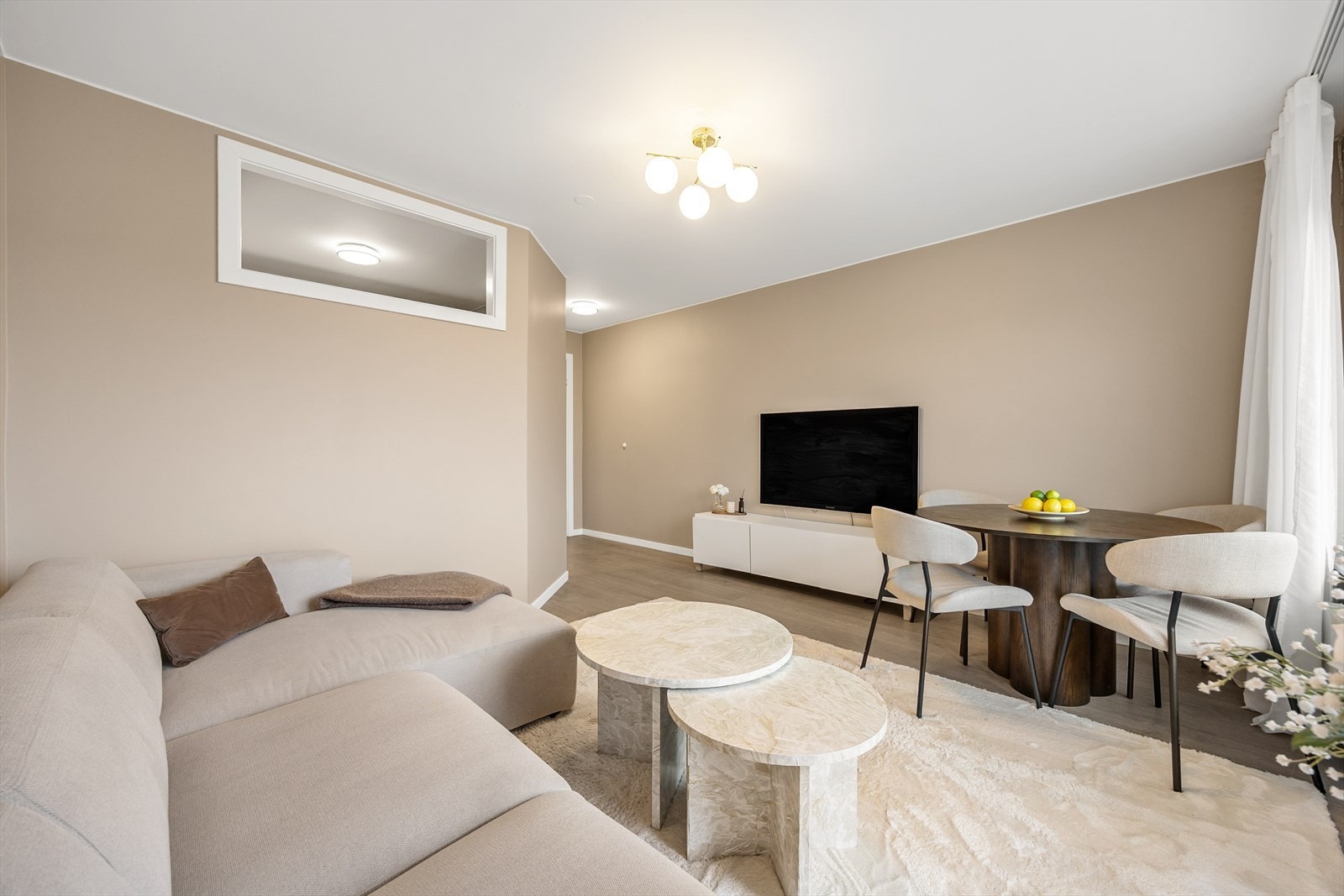 I stuen er det god plass til både sofagruppe og spisebord Galleribilde