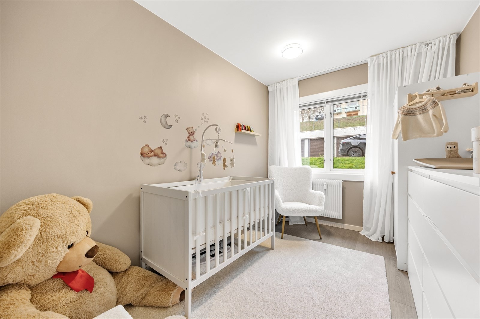 Soverommene er malt i duse og behagelige farger Galleribilde