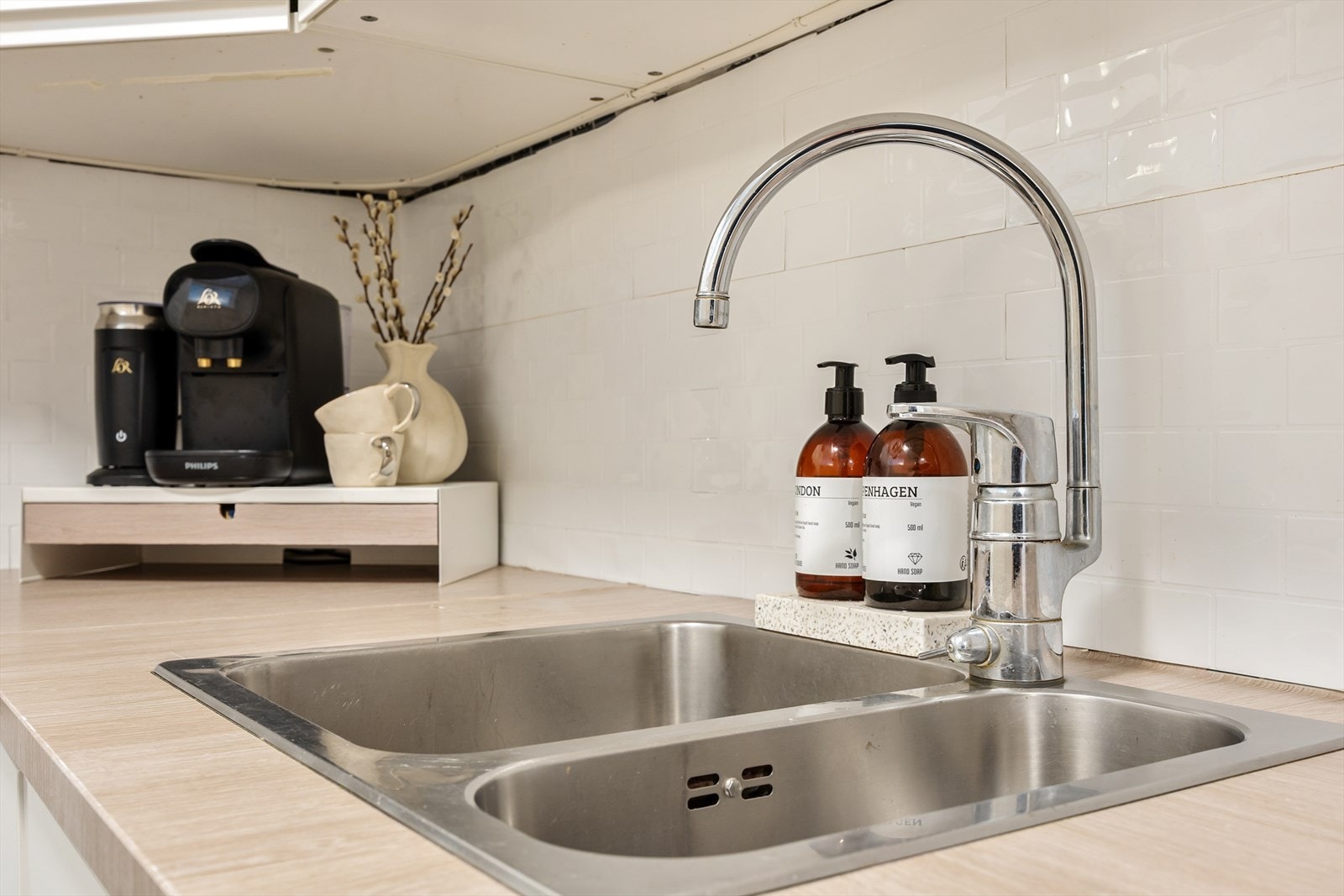 Dekor-plast i flismønster pryder og beskytter bakveggene og ventilatoren har kullfilter Galleribilde