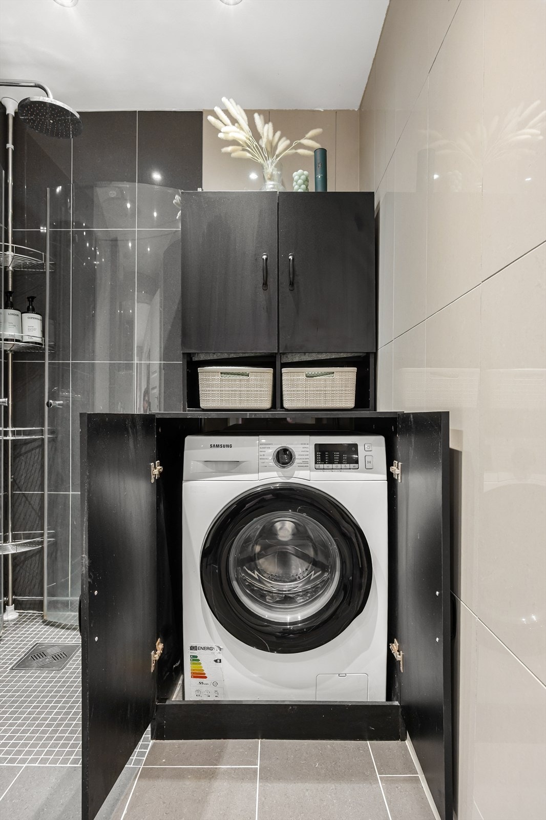 I tillegg er det vaskemaskin i egen innredning som medfølger ved overdragelsen. Det er også fellesvaskeri i byggets kjeller Galleribilde