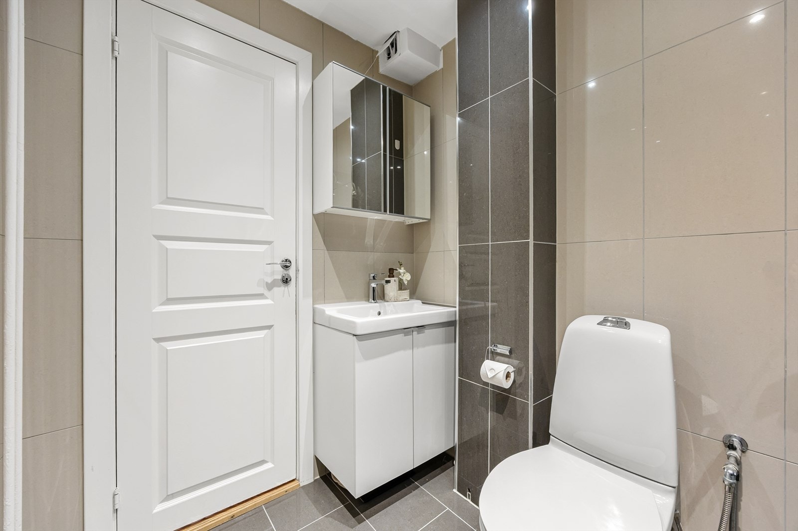 Videre er det gulvstående wc og servantinnredning med under- og overskap Galleribilde