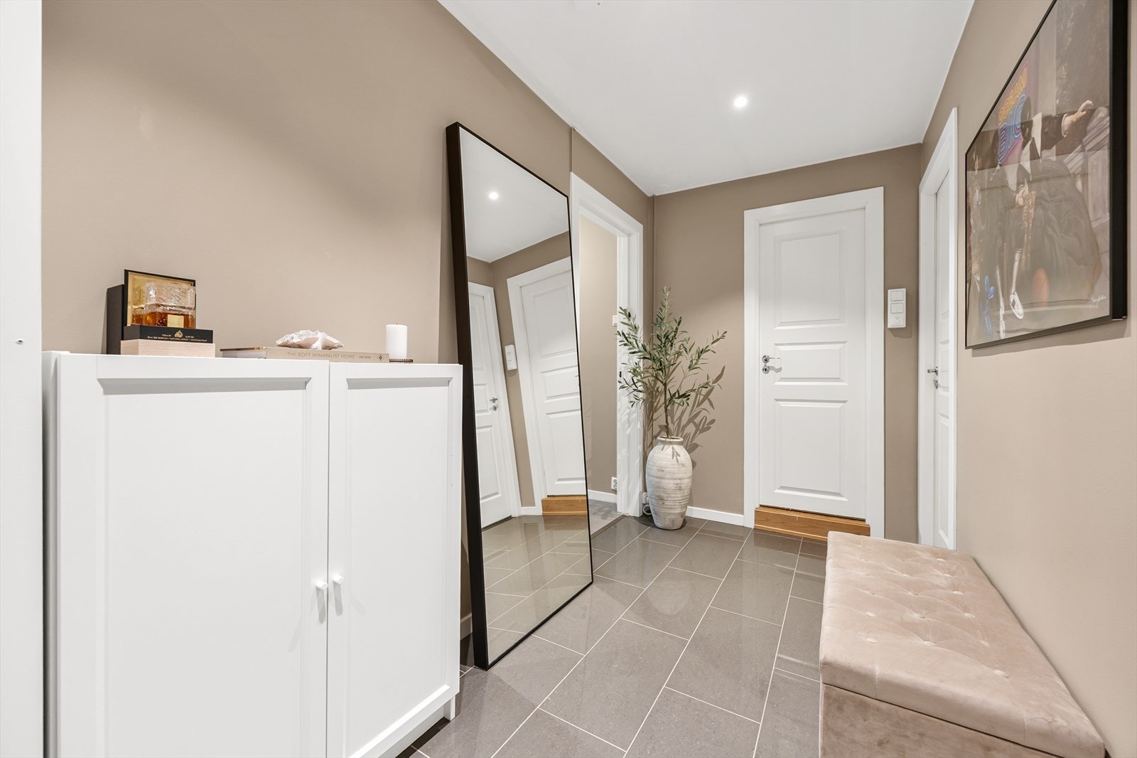 Her er det skoskap, oppheng og garderobeskap Galleribilde