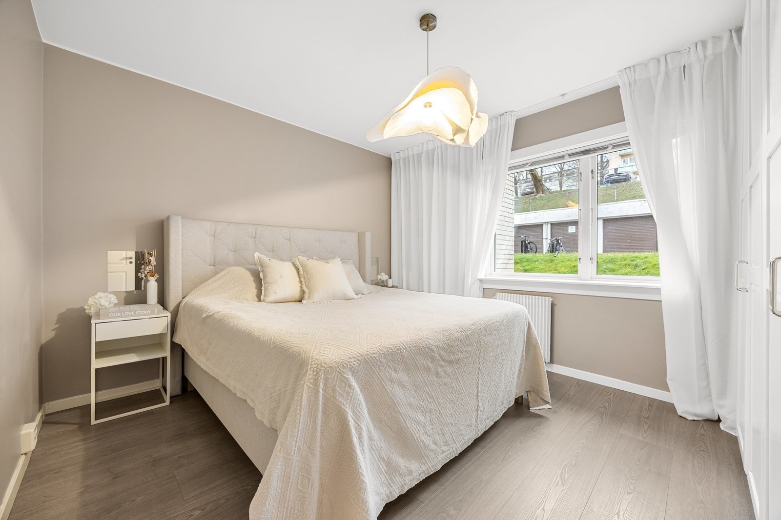 Leiligheten har tre romslige og samtidig lune soverom Galleribilde