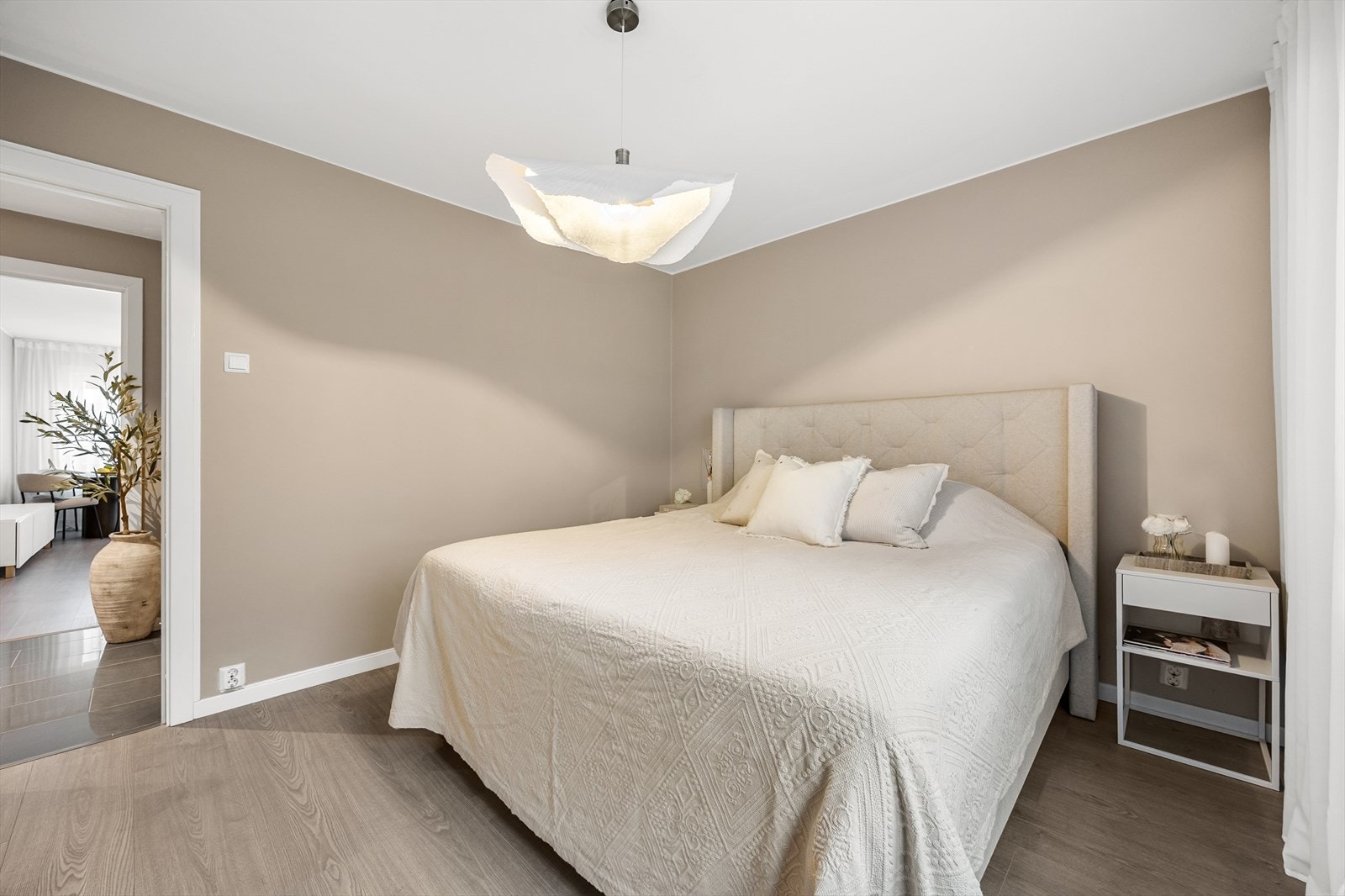 Det største soverommet har god plass til dobbeltseng og nattbord Galleribilde