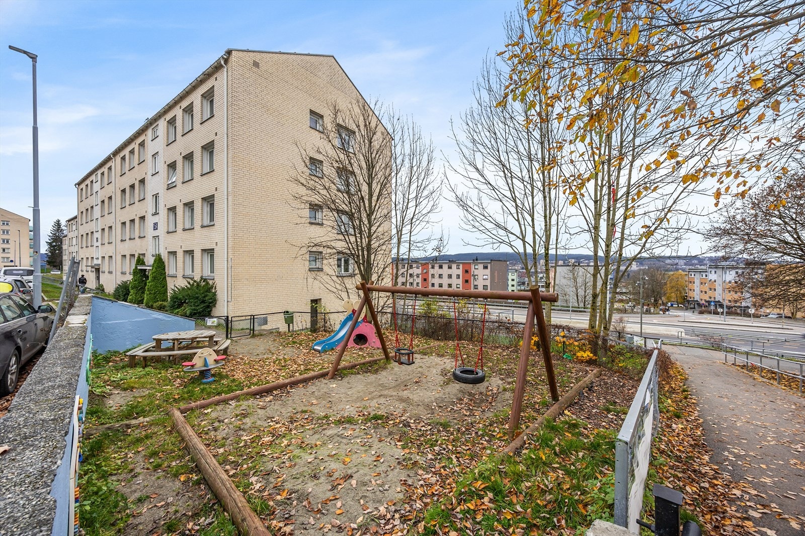 Området har kort vei til fotballbane, lekeplass, idrettshall, skøytebane, svømmehall, badevann, skiløyper, alpinanlegg og treningssenter mm. Galleribilde