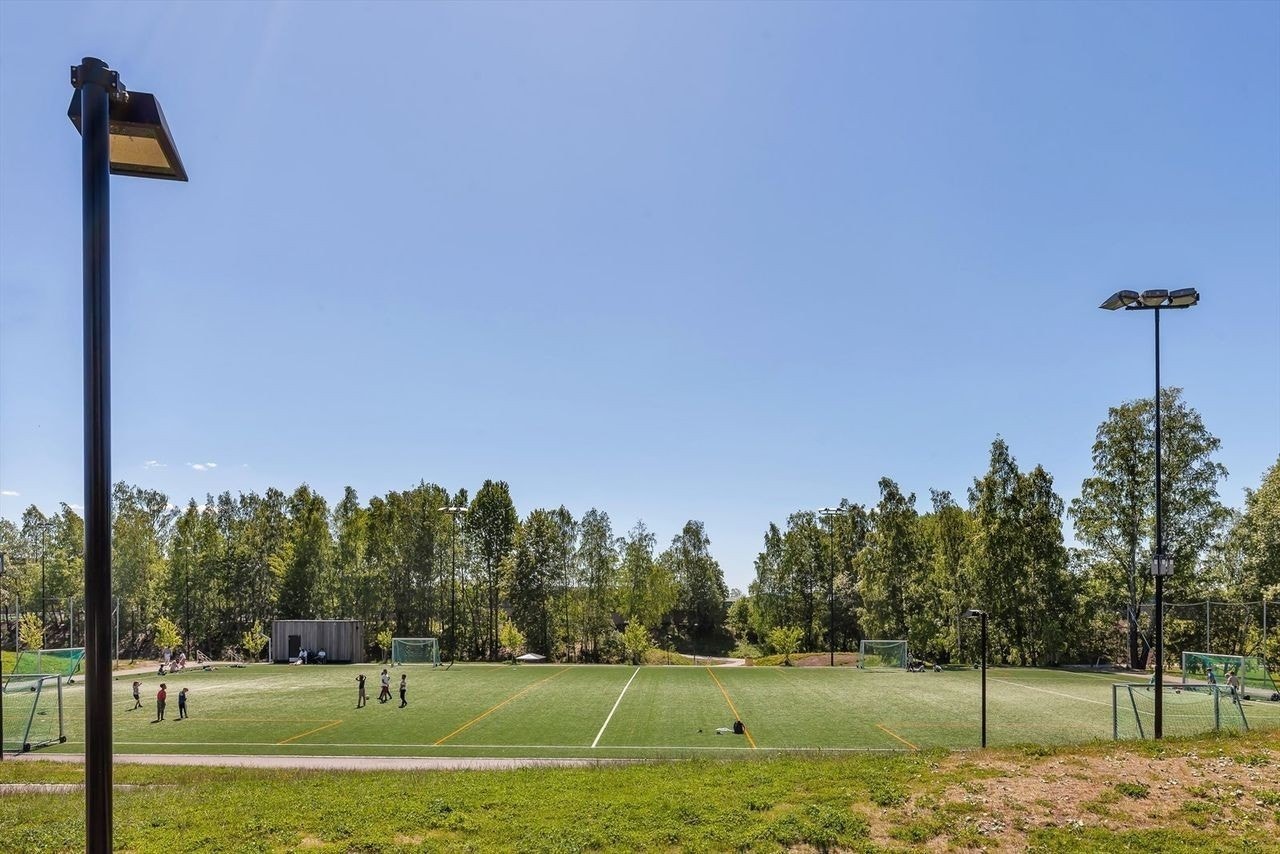 Fotballbaner, volleyballbane og tennisbane har du i nærområdet Galleribilde