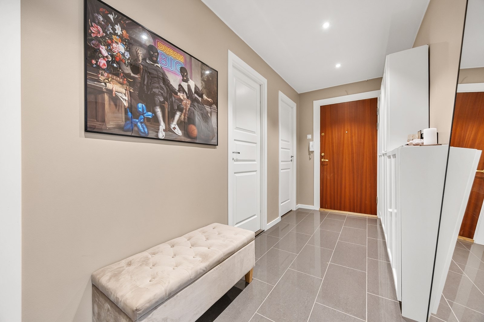 Det er lagt beskyttende fliser på gulvet Galleribilde