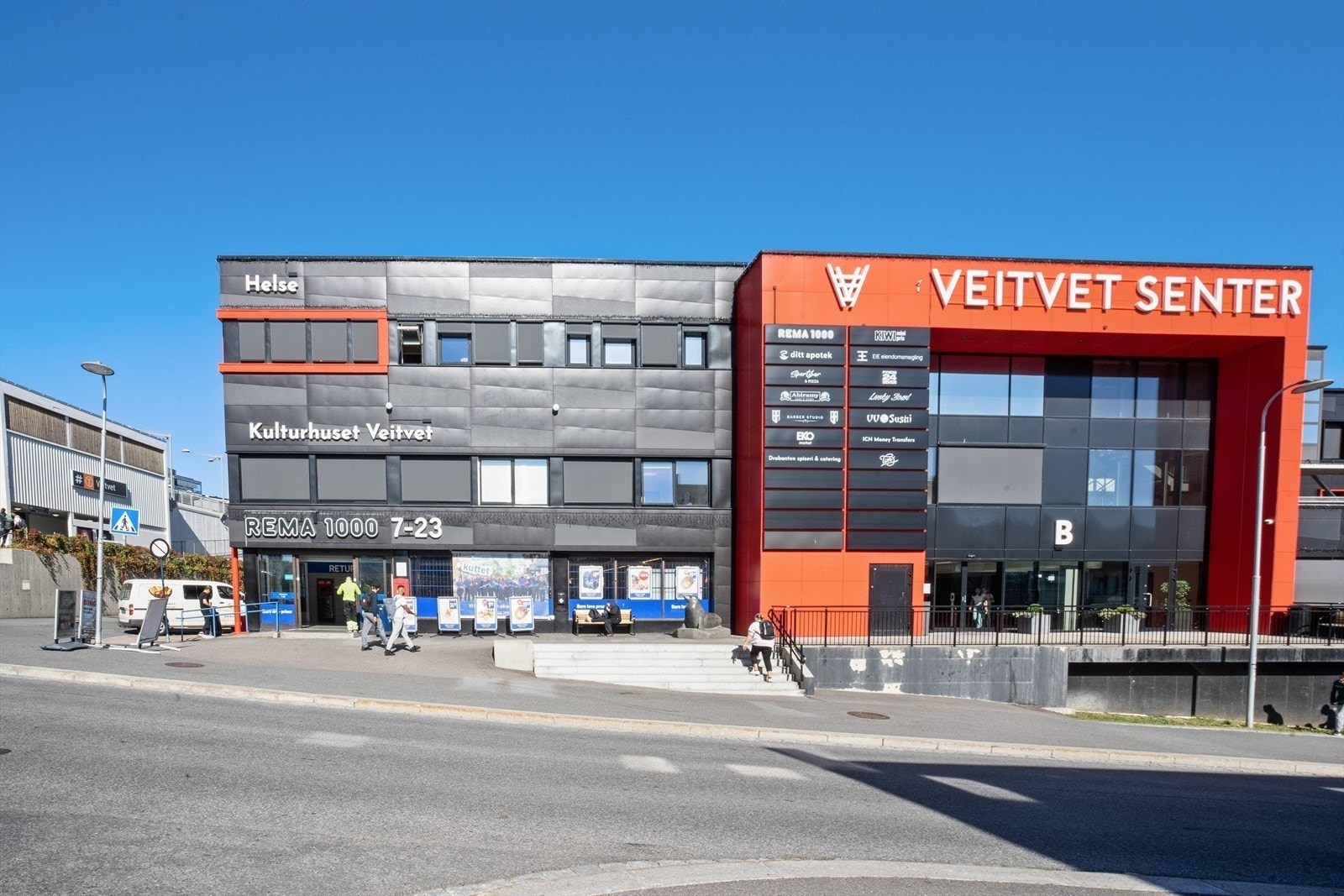 Få minutters gange til Veitvet senteret. Her finnes blant annet treningssenter, Norges største bowlinghall med 26 baner og ulike handels- og tjenestetilbud som benyttes i det daglige Galleribilde