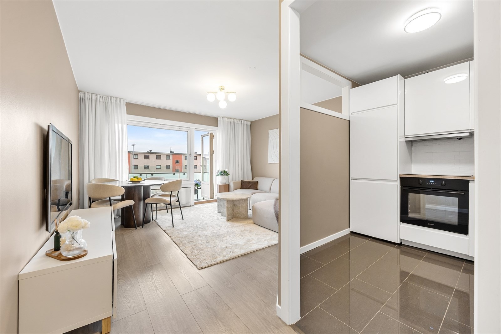 Med gjennomgående løsning og store vinduer oppleves stuen som lys og luftig Galleribilde