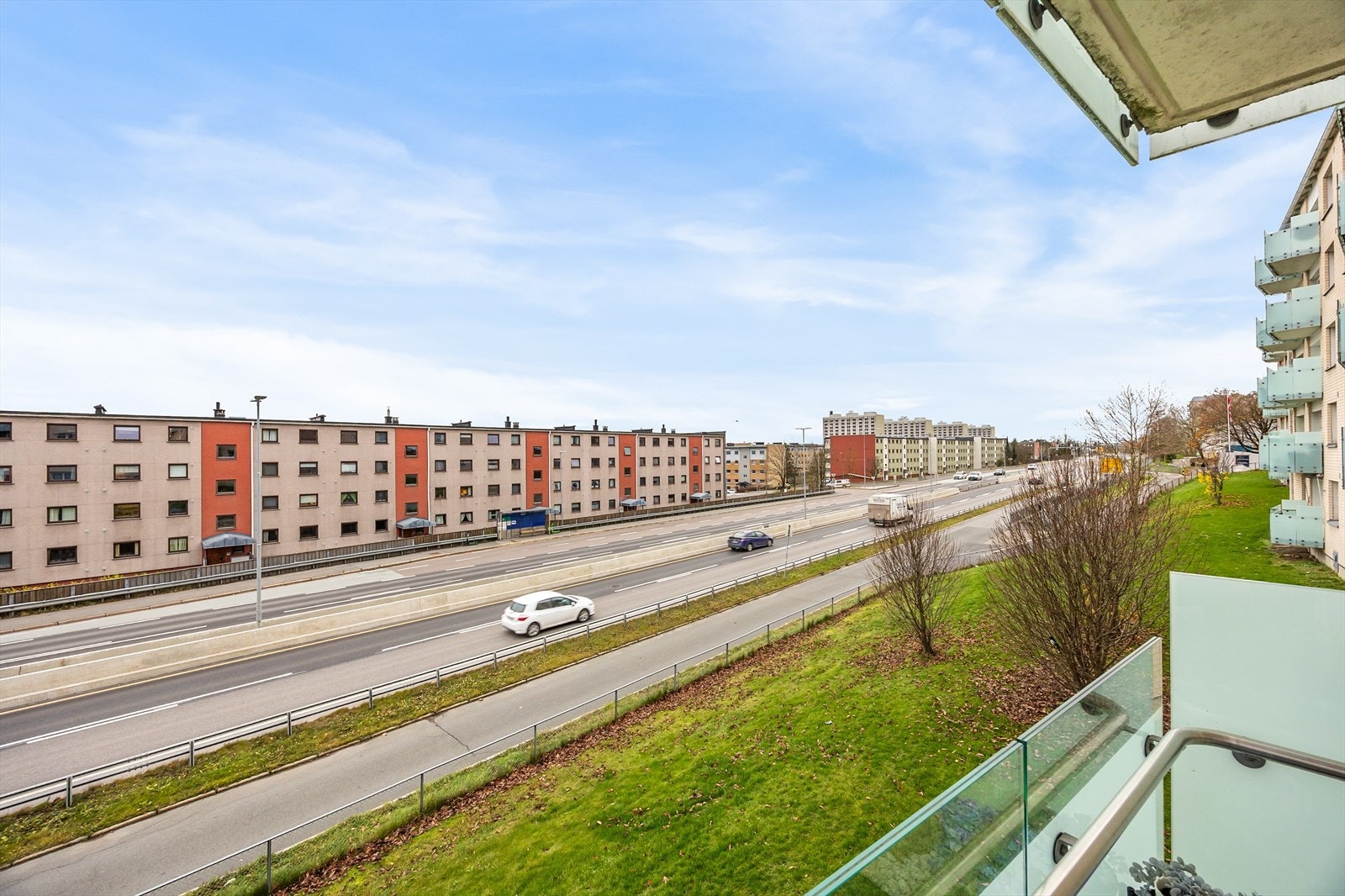 Fra balkongen er det åpent utsyn og lite innsyn Galleribilde