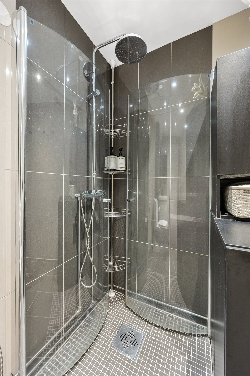 Badet er utstyrt med dusjhjørne med innfellbare glassvegger Galleribilde