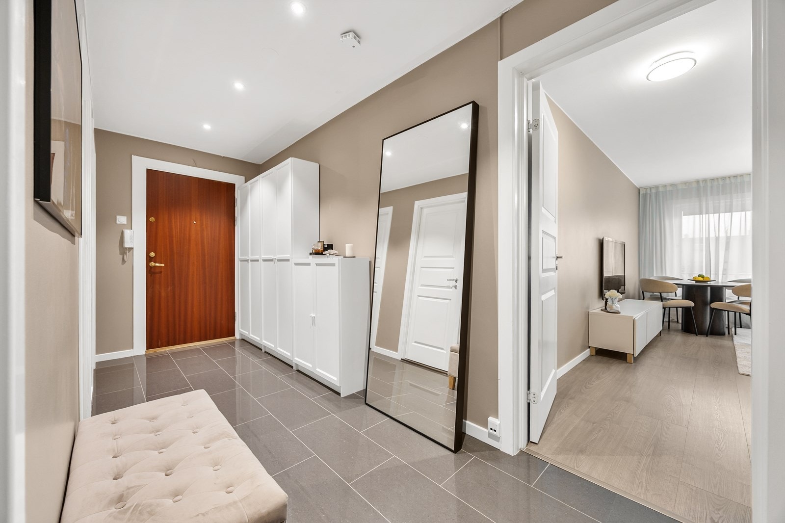 Innenfor døren kommer du inn i en praktisk og innbydende entré Galleribilde