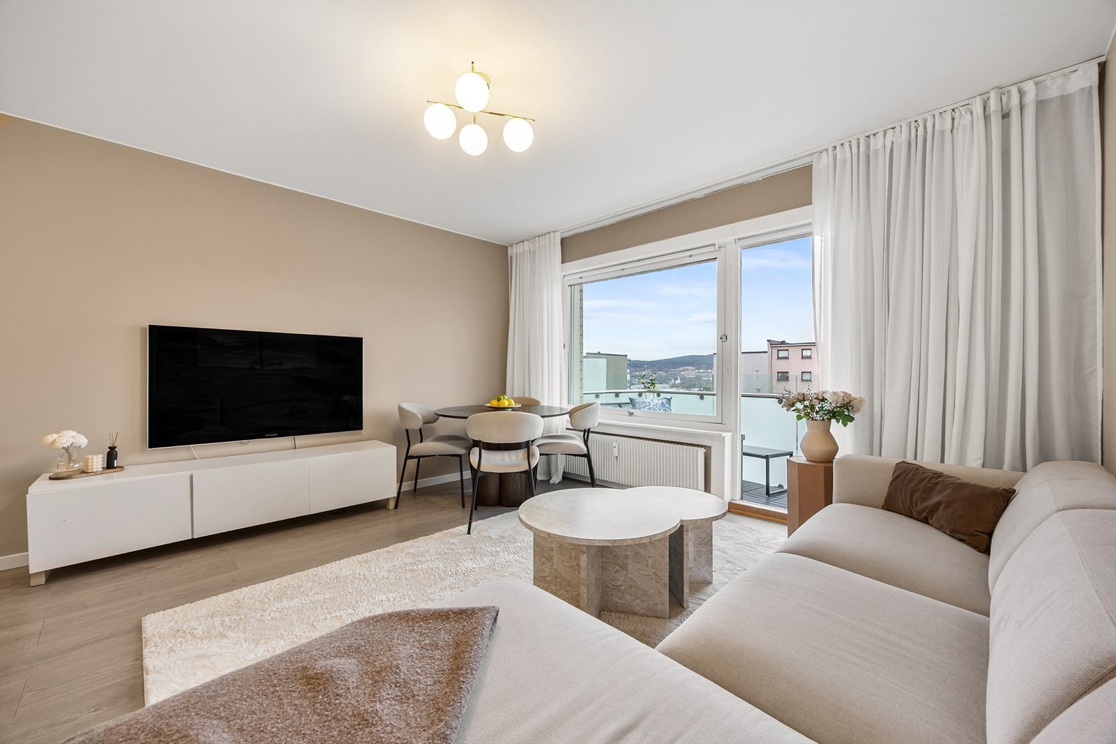 Overflatene er lysmalte, og gulvet er belagt med laminat Galleribilde