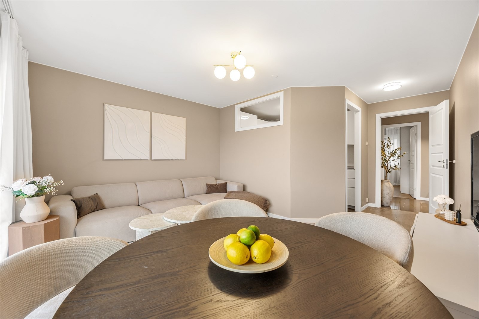 Boligen varmes opp med vannbåren varme via radiatorer tilknyttet felles anlegg Galleribilde