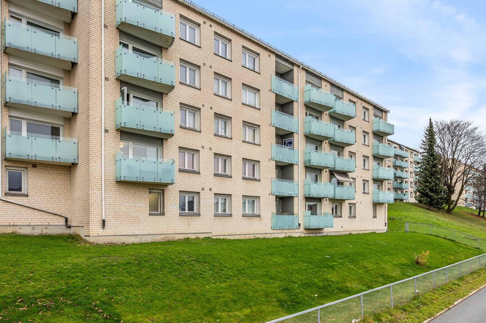 Boligen har nærhet til skoler, barnehager, offentlig kommunikasjon, flotte rekreasjonsområder og et rikt utvalg av fasiliteter og servicetilbud Galleribilde