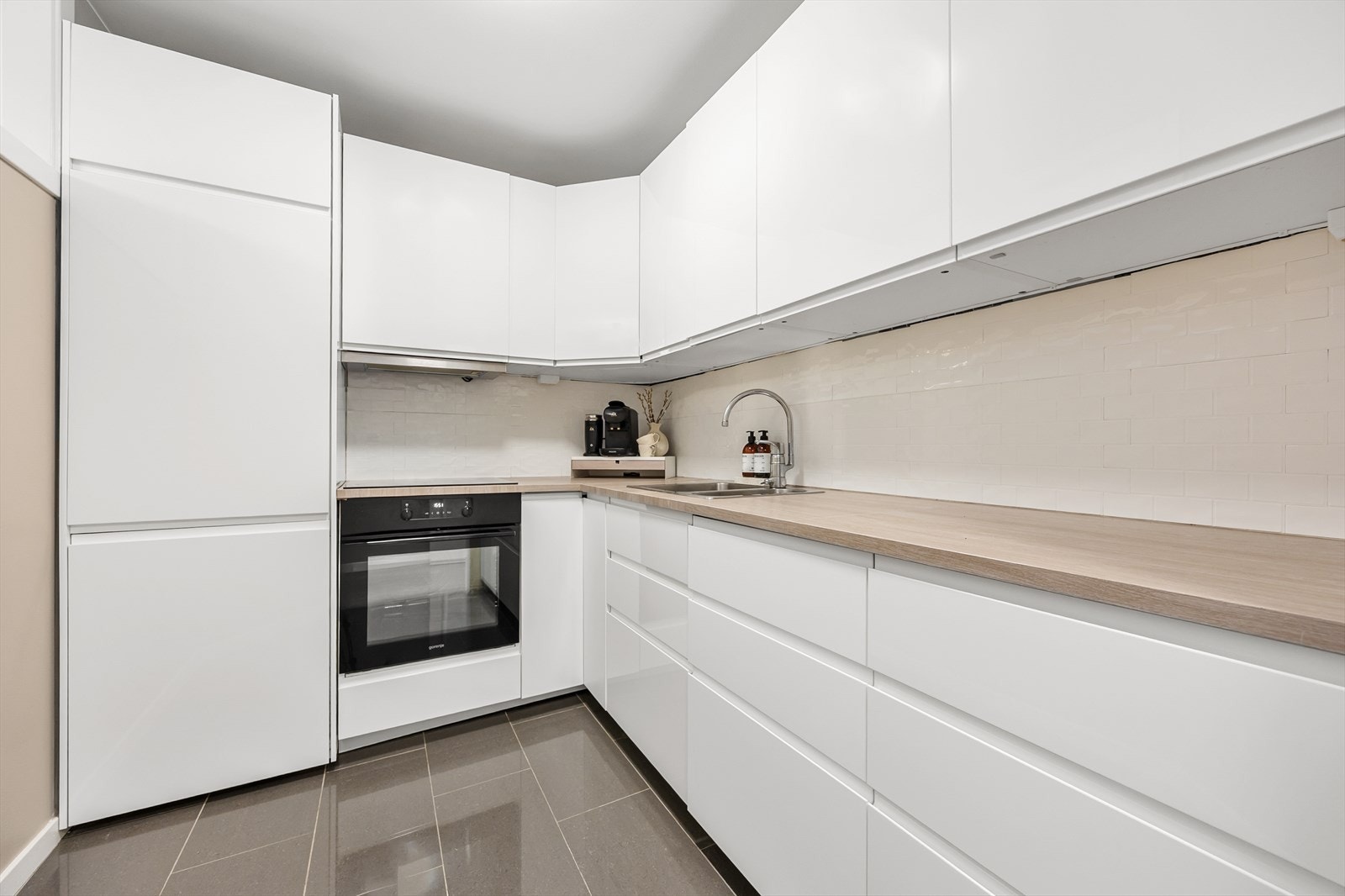 Den moderne Ikea-innredningen ble montert i 2018 og har slette fronter og laminerte benkeplater med dekorplast over Galleribilde