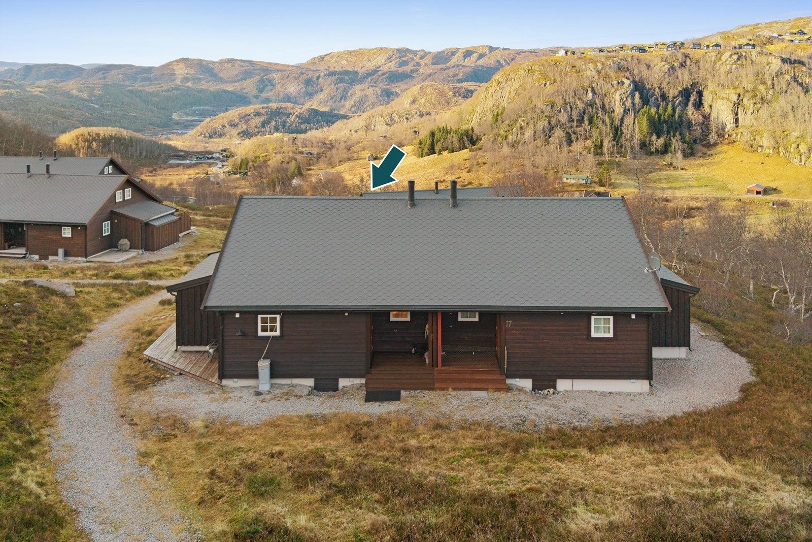 Fritidsboligen er en del av vertikaldelt hytte. Boligen har byggeår 2006, men ble ferdigstilt i 2009 og har en innholdsrik og fin planløsning, fordelt over to plan. Galleribilde