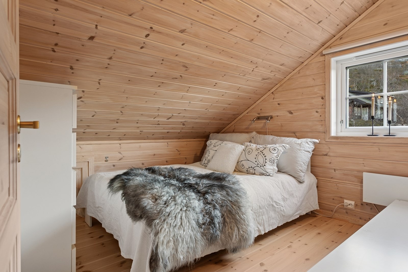 Soverom 2 beliggende i loftsetasjen. Galleribilde