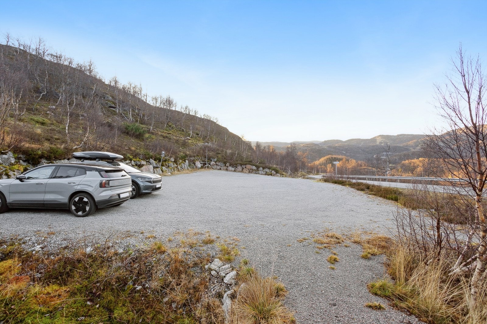 Det er felles parkeringsplass som ligger like ved, hvor beskrevne eiendom er gitt rett til 2 p-plasser. Galleribilde