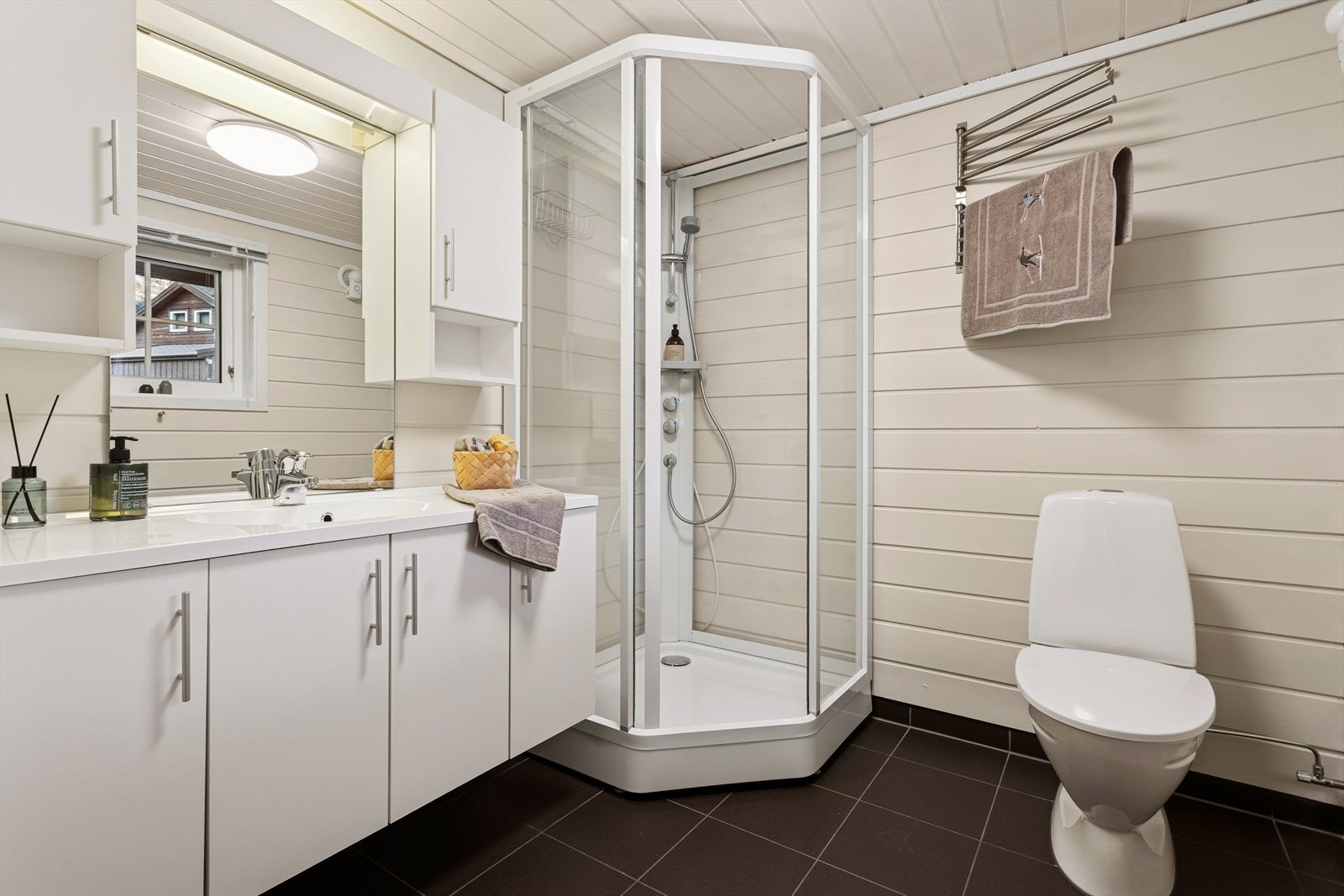 Badet i 1. etasje har innredning med nedfelt servant, toalett og dusjkabinett. Galleribilde