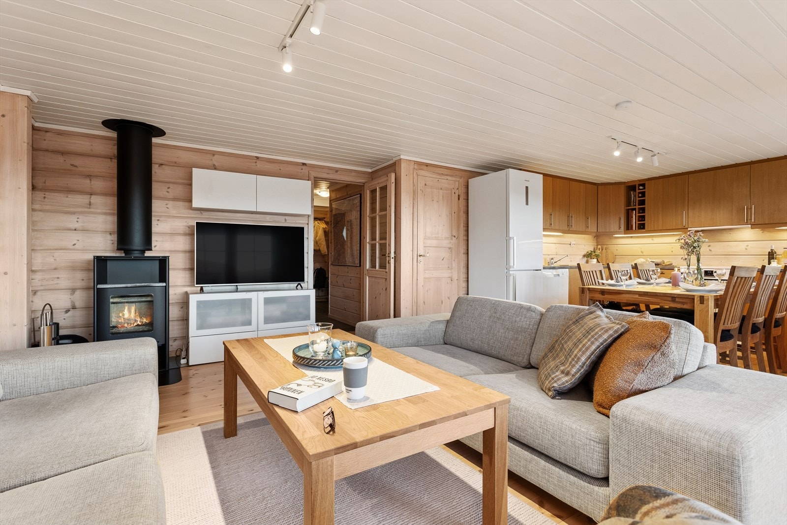 Her er det rikelig plass til både familie og gjester, med god romfølelse rundt sofagruppen og spisebordet. Galleribilde