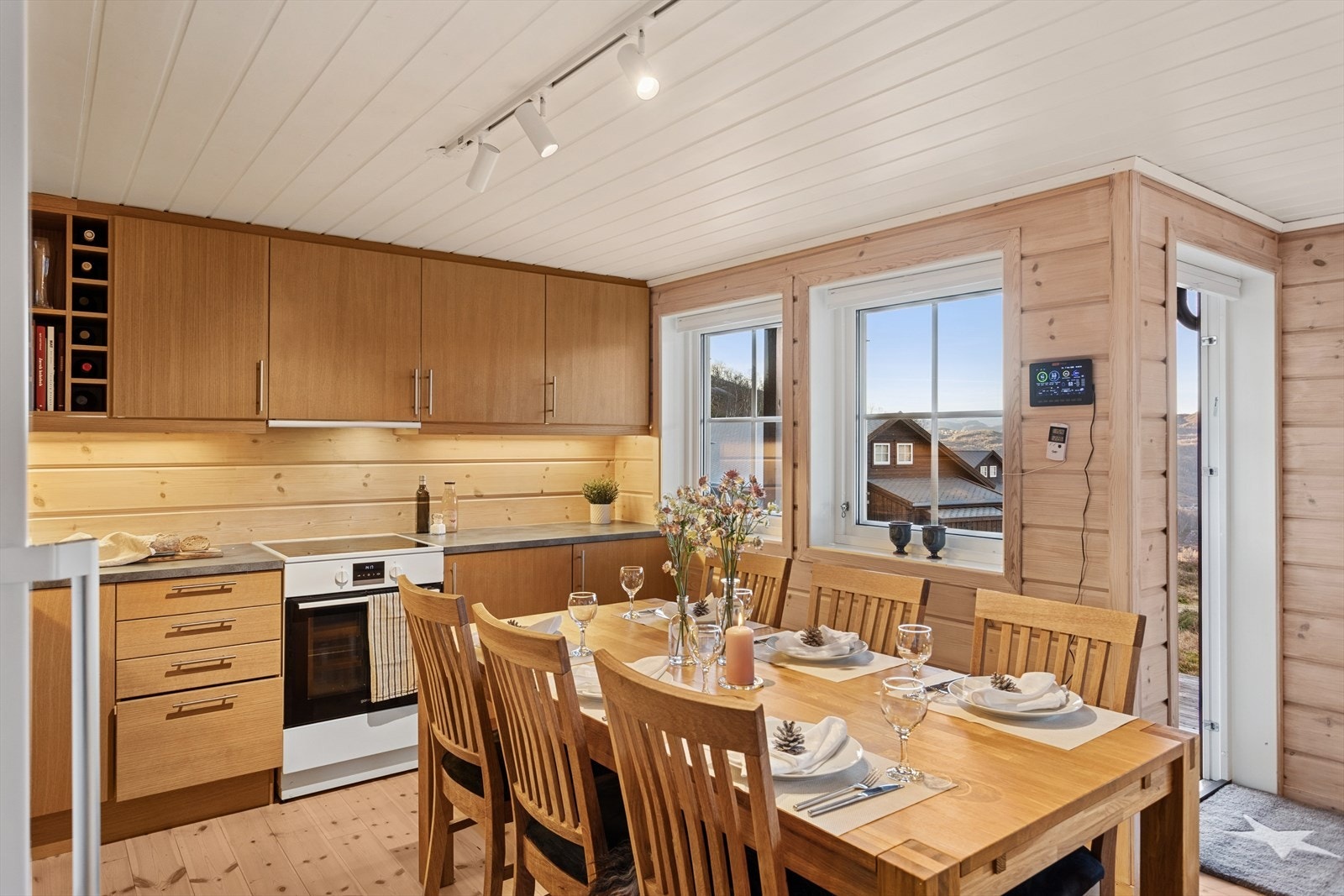 Kjøkkenet finner du beliggende i sosial og åpen løsning til stue i 1. etasje. Galleribilde