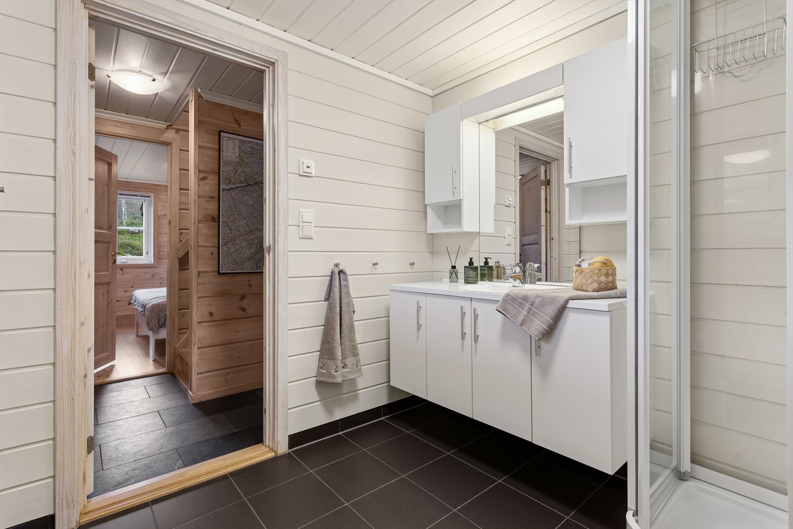 Boligen har to bad - ett i hver etasje. Galleribilde