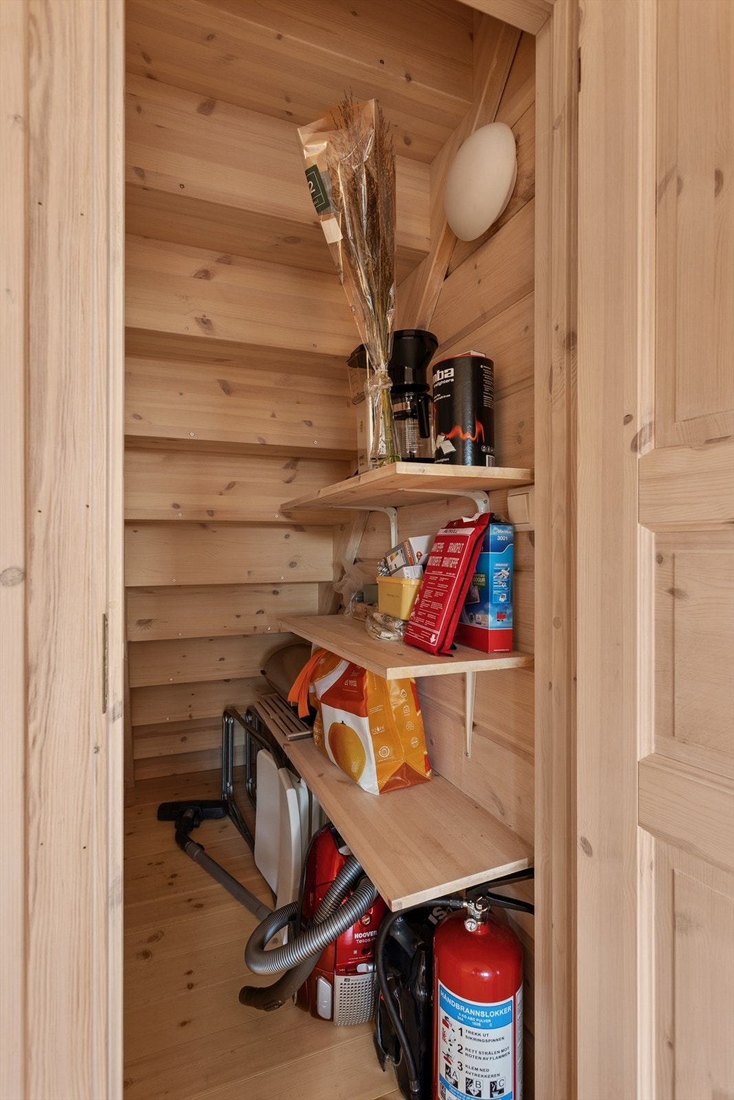 Liten bod under trapp opp til loftsetasjen. Galleribilde