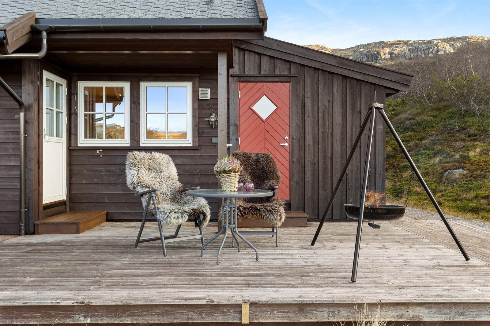 Fra stuen i 1. etasje har du også direkte utgang til en romslig terrasse på hele 50 m² - perfekt for solrike dager og hyggelige måltider ute. Galleribilde