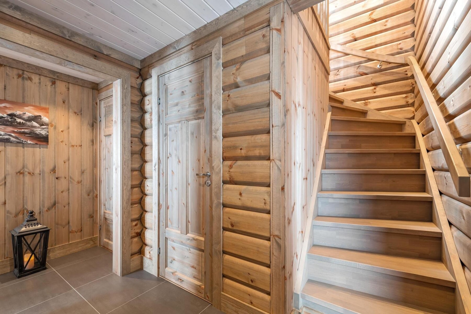 God trapp mellom etasjene. Foto fra et tilsvarende prosjekt. Galleribilde