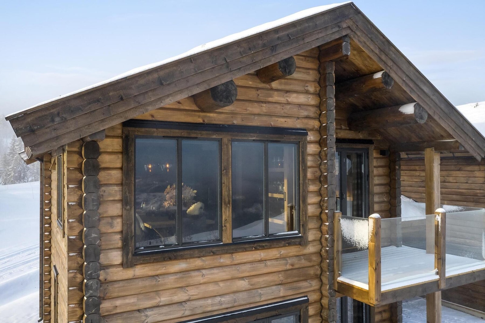 I 2.etasje er det utgang til en overbygd balkong. Foto fra et tilsvarende prosjekt. Galleribilde