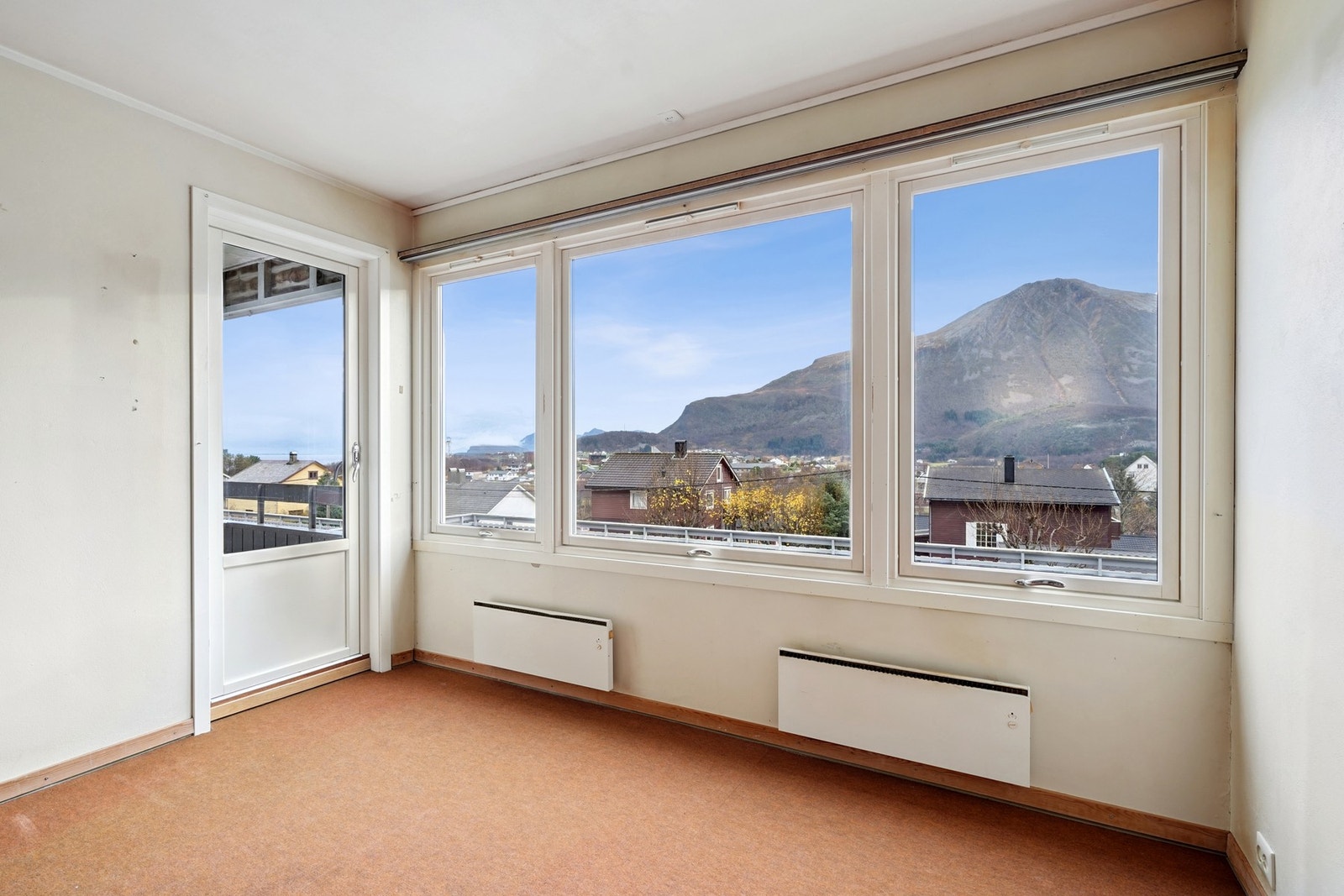 Store vindusflater sørger for mye naturlig lysinnslipp. Vinduene ble byttet i regi av borettslaget i 2013. Galleribilde