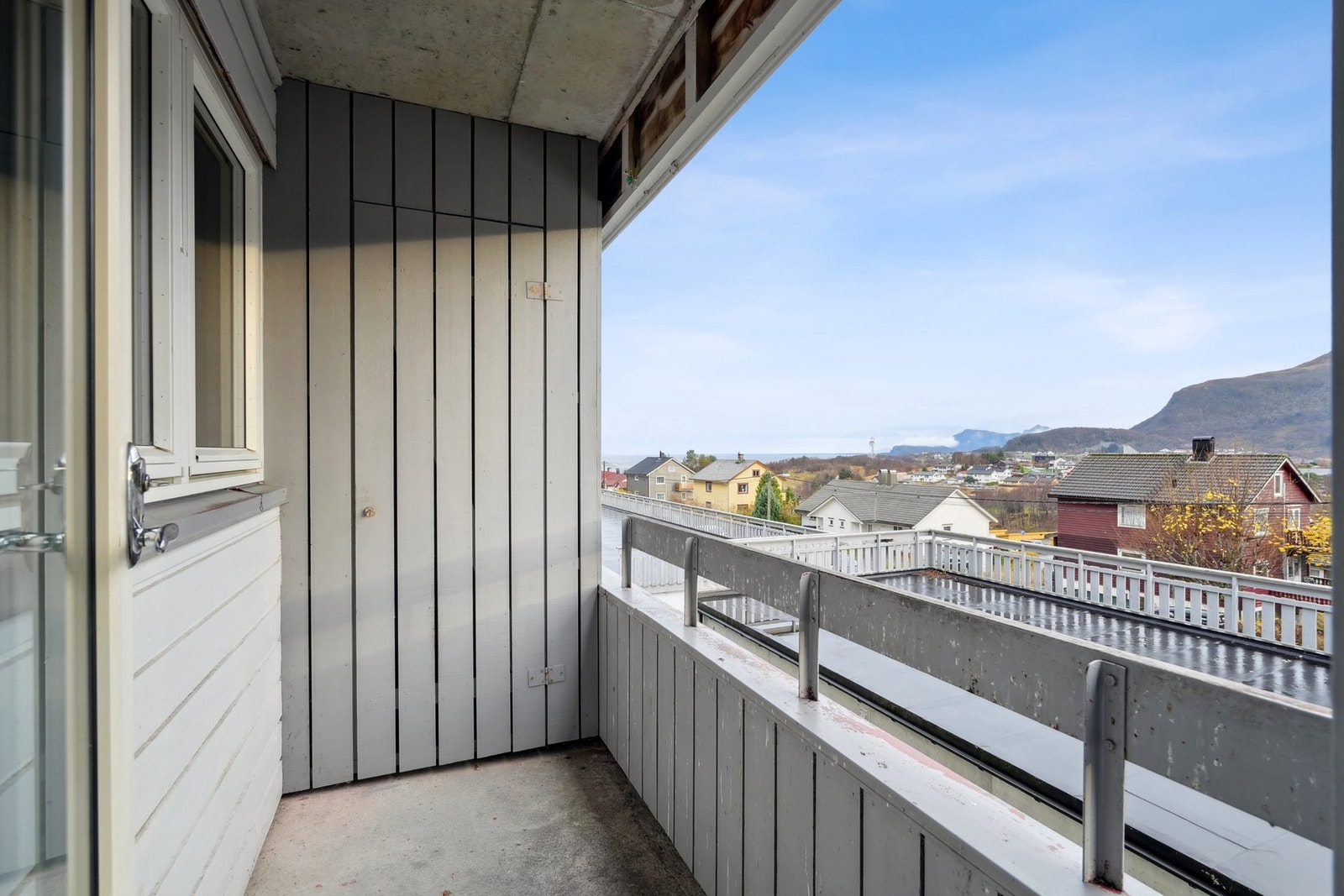 Fra stuen fører veien videre til balkongen med praktisk bod. Galleribilde