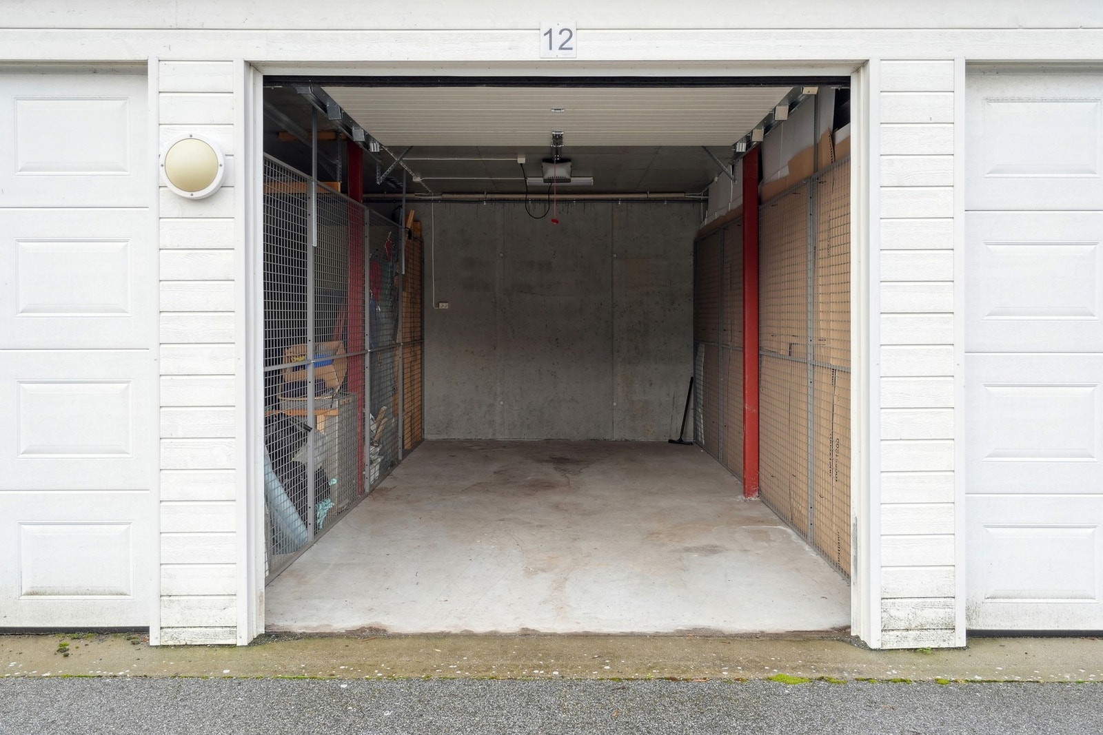 Bilen kan trygt parkeres i garasje tilknyttet leiligheten, markert med nr. 12. Galleribilde