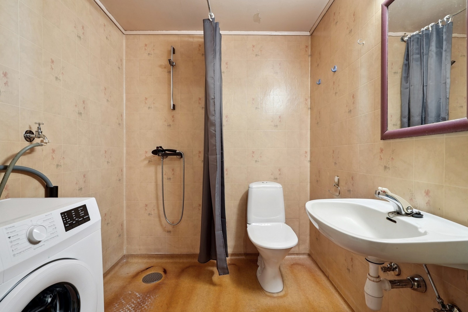 Baderommet har for øvrig overflater og sanitært opplegg fra byggeår (utenom WC), og er klar for oppgradering. Galleribilde