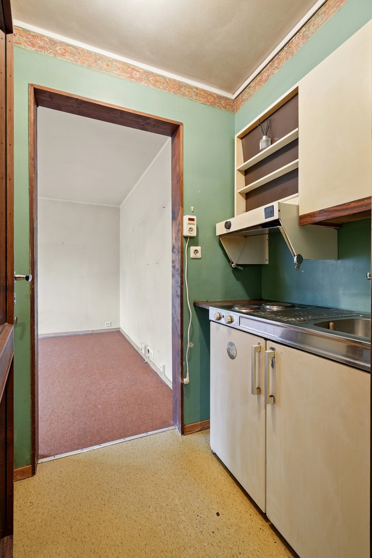 Tekjøkkenet er fra byggeår og er modent for oppgraderinger. Galleribilde