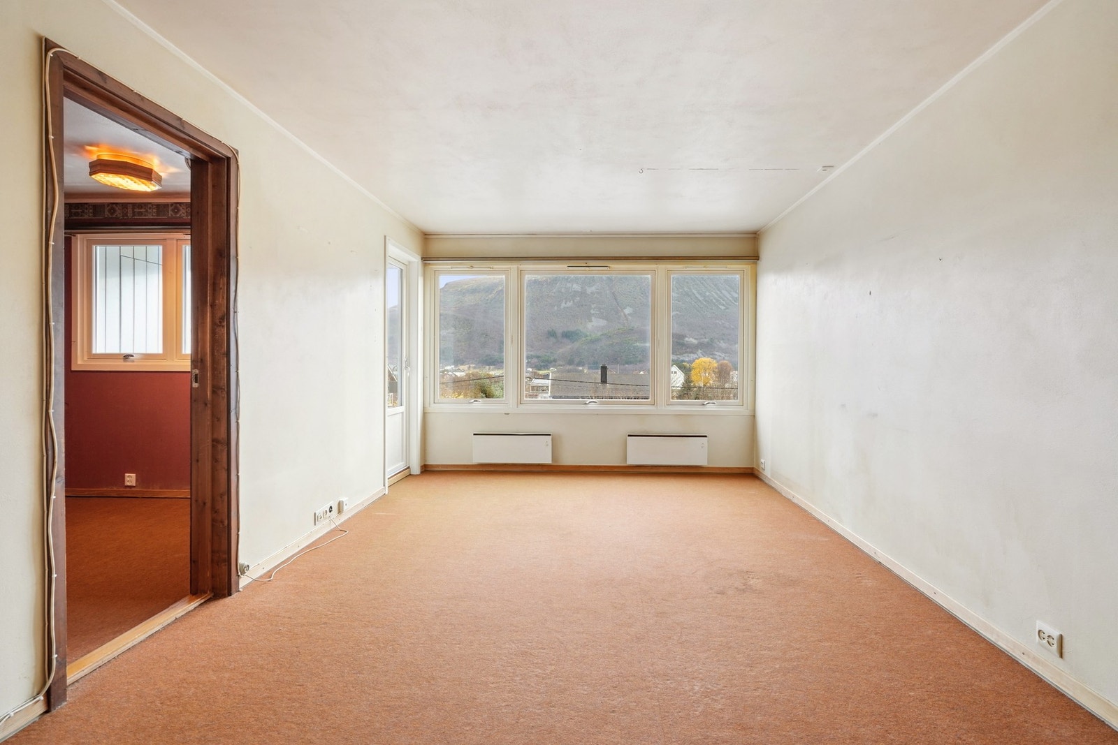 Det gamle golvbelegget er tatt vekk av selger, som en liten headstart på oppussingen. Galleribilde