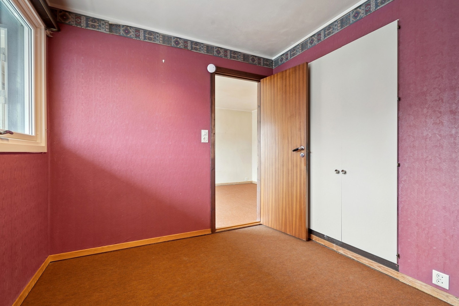 Videre finner du et plassbygd skap, med muligheter for omgjøring til en skyvedørsgarderobe. Galleribilde